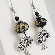 boucles d'oreille perles noires en verre fil&eacute; et pendentif symbole arbre de vie en m&eacute;tal argent&eacute;
